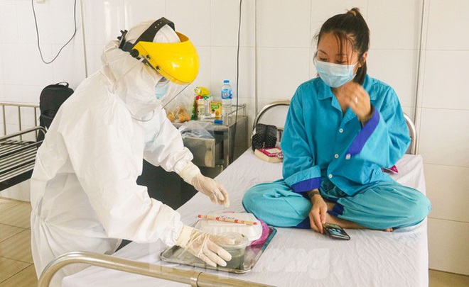 Vào bệnh viện Đà Nẵng xem bác sĩ chăm sóc bệnh nhân COVID-19 - Ảnh 16.