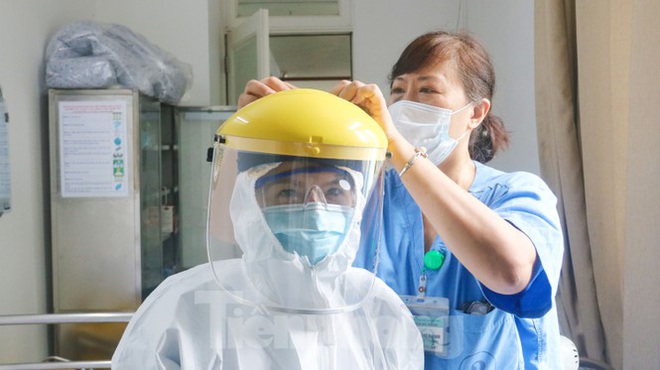 Vào bệnh viện Đà Nẵng xem bác sĩ chăm sóc bệnh nhân COVID-19 - Ảnh 3.