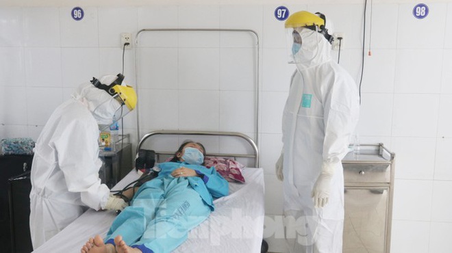 Vào bệnh viện Đà Nẵng xem bác sĩ chăm sóc bệnh nhân COVID-19 - Ảnh 6.