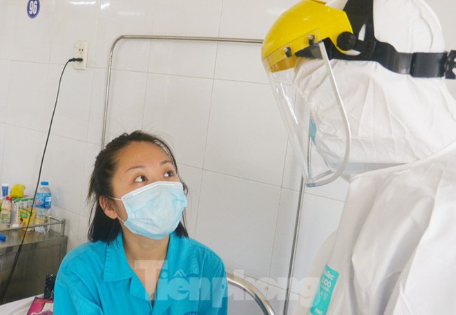 Vào bệnh viện Đà Nẵng xem bác sĩ chăm sóc bệnh nhân COVID-19 - Ảnh 9.