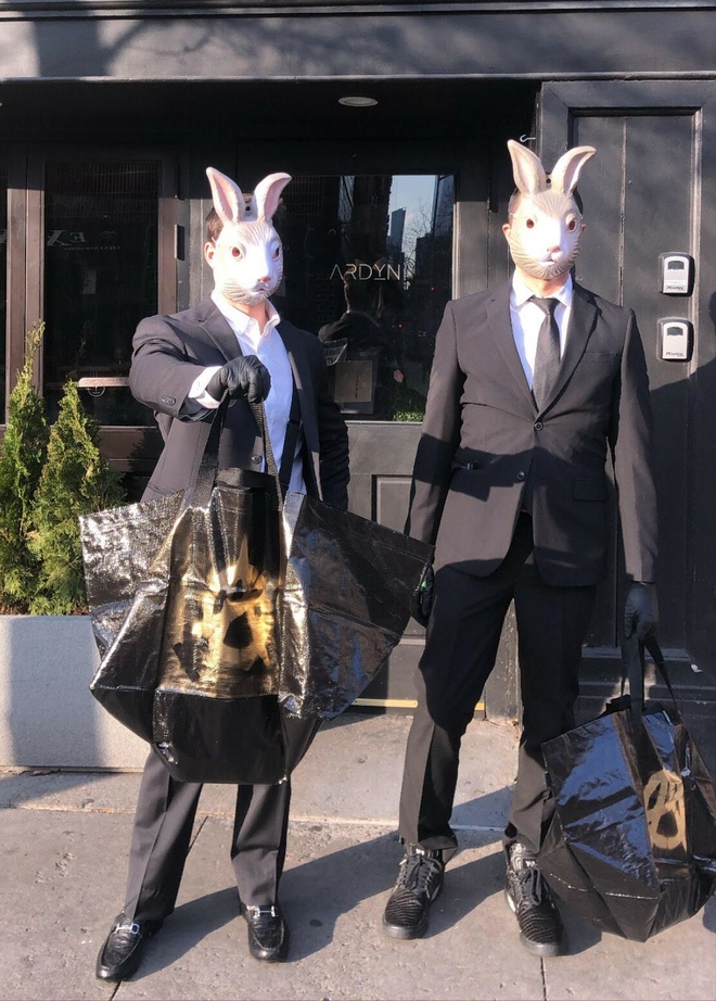 Nhà hàng “hồi sinh” trong mùa dịch nhờ bán “Bữa tiệc ngày tận thế” online, hút khách với shipper mặc vest và… đeo mặt nạ thỏ - Ảnh 5.