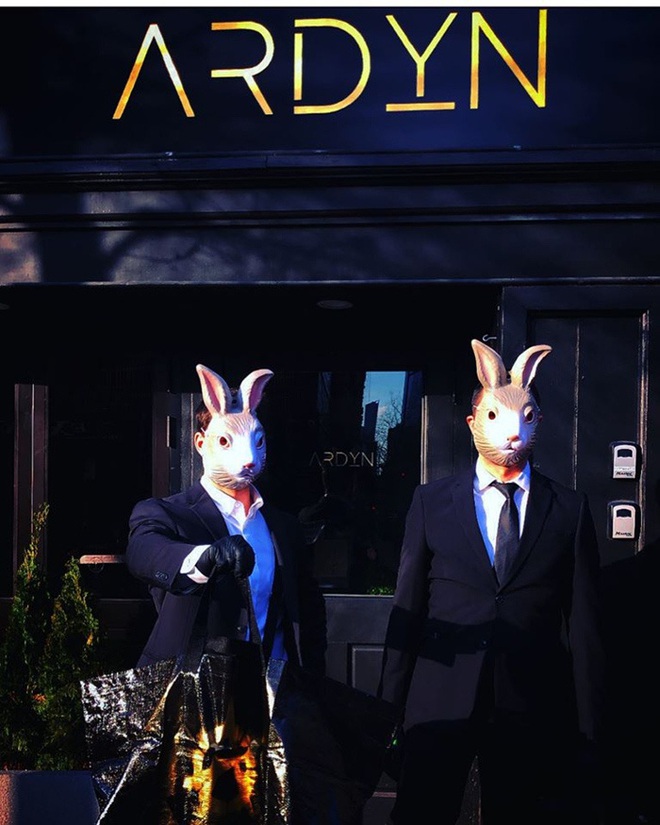Nhà hàng “hồi sinh” trong mùa dịch nhờ bán “Bữa tiệc ngày tận thế” online, hút khách với shipper mặc vest và… đeo mặt nạ thỏ - Ảnh 3.