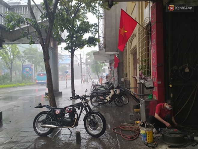 Ảnh: H&agrave; Nội bất ngờ đổ mưa to chiều ng&agrave;y 1/5 - Ảnh 13.