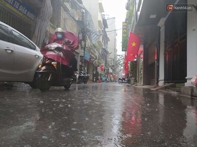 Ảnh: H&agrave; Nội bất ngờ đổ mưa to chiều ng&agrave;y 1/5 - Ảnh 14.