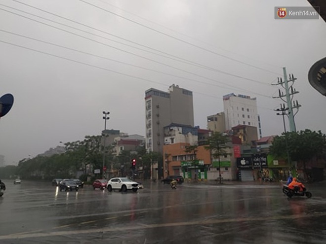 Ảnh: H&agrave; Nội bất ngờ đổ mưa to chiều ng&agrave;y 1/5 - Ảnh 15.