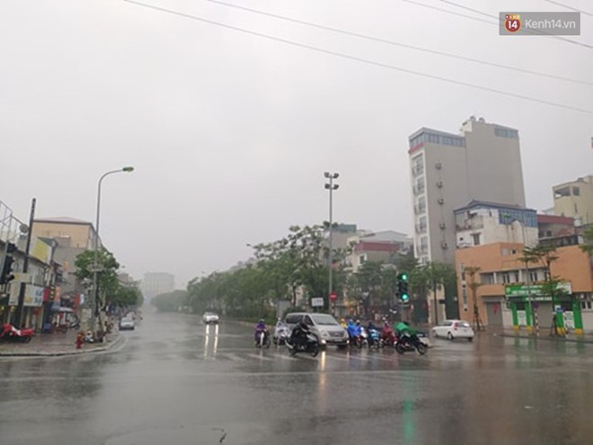 Ảnh: H&agrave; Nội bất ngờ đổ mưa to chiều ng&agrave;y 1/5 - Ảnh 16.
