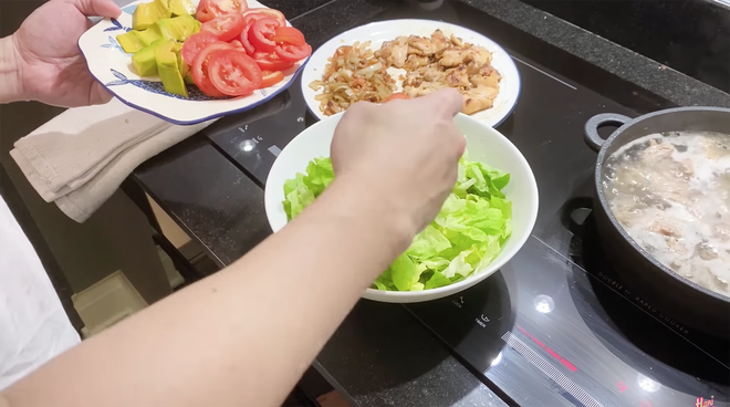 Chia sẻ bị lên báo vì trang trí đồ ăn xấu quá, lần này Trấn Thành làm salad cho vợ đầu tư hơn hẳn: miếng nào miếng nấy phải đẹp! - Ảnh 6.