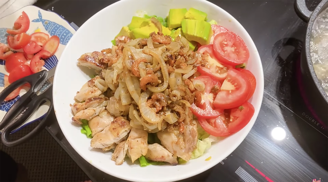 Chia sẻ bị lên báo vì trang trí đồ ăn xấu quá, lần này Trấn Thành làm salad cho vợ đầu tư hơn hẳn: miếng nào miếng nấy phải đẹp! - Ảnh 7.