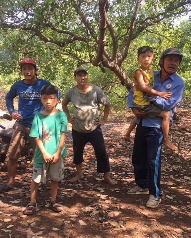 Tìm người đàn ông nghi liên quan đến vụ 2 bé trai sinh đôi được tìm thấy tại căn chòi trong rẫy sau 1 đêm đi lạc - Ảnh 1.