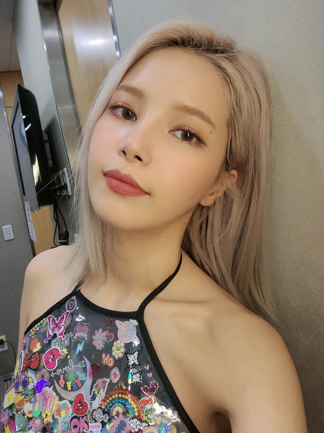 Bị netizen chê bai trang phục trong MV rẻ tiền, Solar (MAMAMOO) phải “tém tém” lại ngay, chỉnh sửa váy áo cho bớt hở bạo khi lên sân khấu - Ảnh 8.