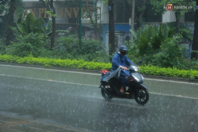 Ảnh: H&agrave; Nội bất ngờ đổ mưa to chiều ng&agrave;y 1/5 - Ảnh 4.