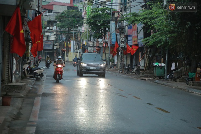 Ảnh: H&agrave; Nội bất ngờ đổ mưa to chiều ng&agrave;y 1/5 - Ảnh 6.