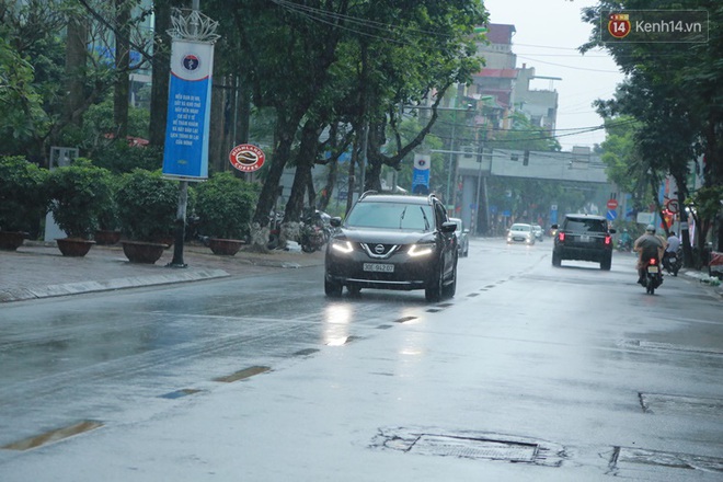 Ảnh: H&agrave; Nội bất ngờ đổ mưa to chiều ng&agrave;y 1/5 - Ảnh 7.