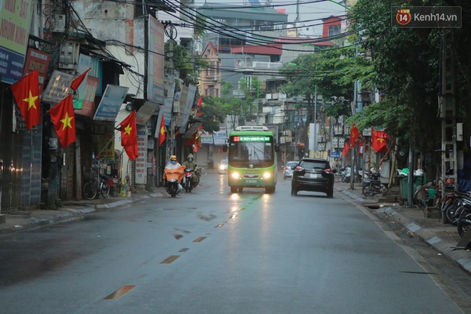 Ảnh: H&agrave; Nội bất ngờ đổ mưa to chiều ng&agrave;y 1/5 - Ảnh 8.