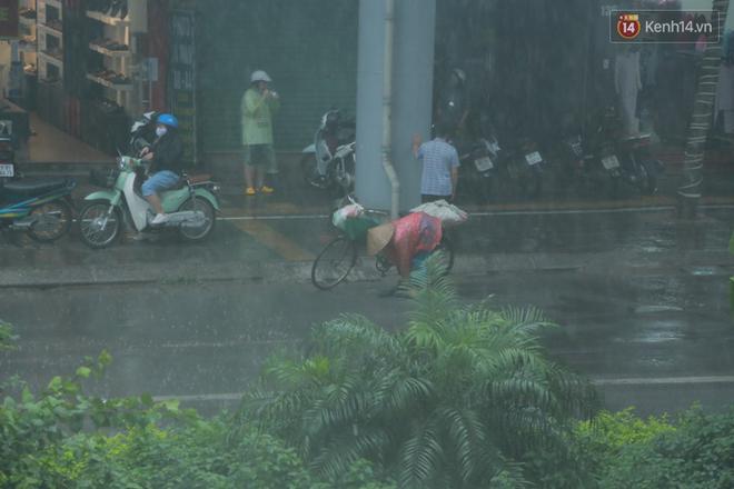 Ảnh: H&agrave; Nội bất ngờ đổ mưa to chiều ng&agrave;y 1/5 - Ảnh 10.