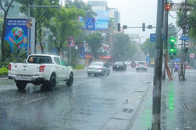 Ảnh: H&agrave; Nội bất ngờ đổ mưa to chiều ng&agrave;y 1/5 - Ảnh 12.