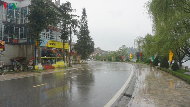 Sa Pa mưa m&ugrave;, thưa vắng kh&aacute;ch du lịch dịp nghỉ lễ 30/4 - Ảnh 1.
