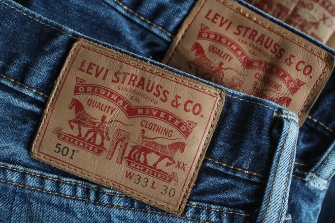 Quần jeans th&igrave; th&acirc;n thuộc rồi nhưng hiếm ai biết chiếc t&uacute;i mini ph&iacute;a trước v&agrave; miếng da sau lưng c&oacute; c&ocirc;ng dụng g&igrave; - Ảnh 3.