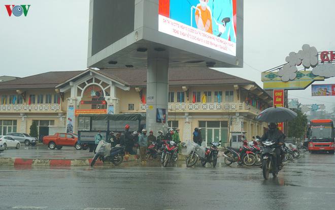 Sa Pa mưa m&ugrave;, thưa vắng kh&aacute;ch du lịch dịp nghỉ lễ 30/4 - Ảnh 18.