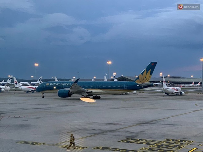 Hơn 270 công dân Việt Nam từ Malaysia về nước trên chuyến bay của Vietnam Airlines - Ảnh 1.