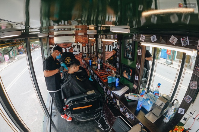 Độc đ&aacute;o xe cắt t&oacute;c lưu động tiền tỷ ở S&agrave;i G&ograve;n, kh&aacute;ch chỉ cần trả ph&iacute; bằng... nụ cười tươi - Ảnh 8.