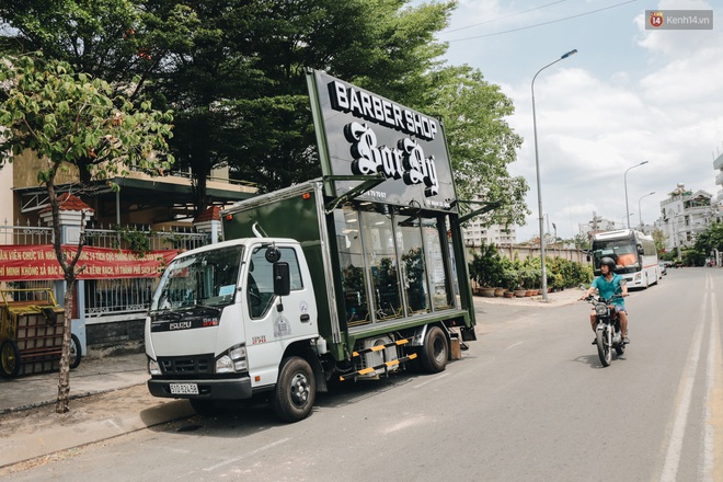 Độc đ&aacute;o xe cắt t&oacute;c lưu động tiền tỷ ở S&agrave;i G&ograve;n, kh&aacute;ch chỉ cần trả ph&iacute; bằng... nụ cười tươi - Ảnh 1.