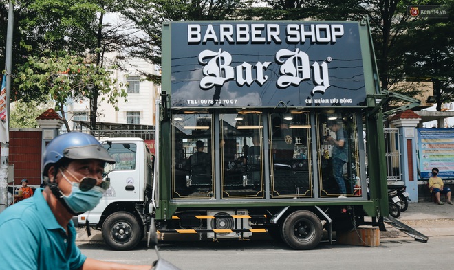 Độc đ&aacute;o xe cắt t&oacute;c lưu động tiền tỷ ở S&agrave;i G&ograve;n, kh&aacute;ch chỉ cần trả ph&iacute; bằng... nụ cười tươi - Ảnh 2.