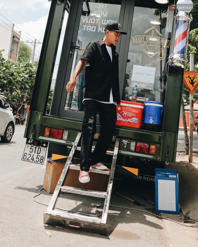 Độc đ&aacute;o xe cắt t&oacute;c lưu động tiền tỷ ở S&agrave;i G&ograve;n, kh&aacute;ch chỉ cần trả ph&iacute; bằng... nụ cười tươi - Ảnh 7.
