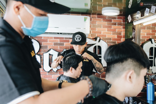 Độc đ&aacute;o xe cắt t&oacute;c lưu động tiền tỷ ở S&agrave;i G&ograve;n, kh&aacute;ch chỉ cần trả ph&iacute; bằng... nụ cười tươi - Ảnh 13.