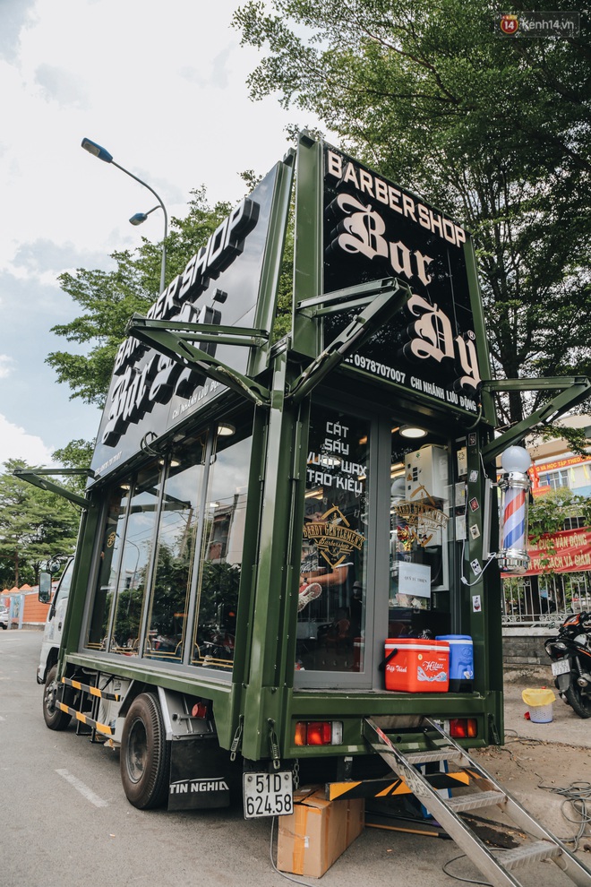 Độc đ&aacute;o xe cắt t&oacute;c lưu động tiền tỷ ở S&agrave;i G&ograve;n, kh&aacute;ch chỉ cần trả ph&iacute; bằng... nụ cười tươi - Ảnh 3.