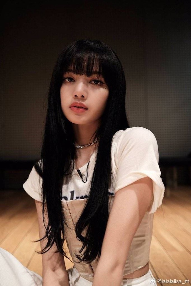 Lisa thu âm trong show của Somi, lại vắng mặt trong livestream của BLACKPINK làm fan rộ nghi vấn: Là góp giọng trong album của đàn em hay sắp debut solo? - Ảnh 1.