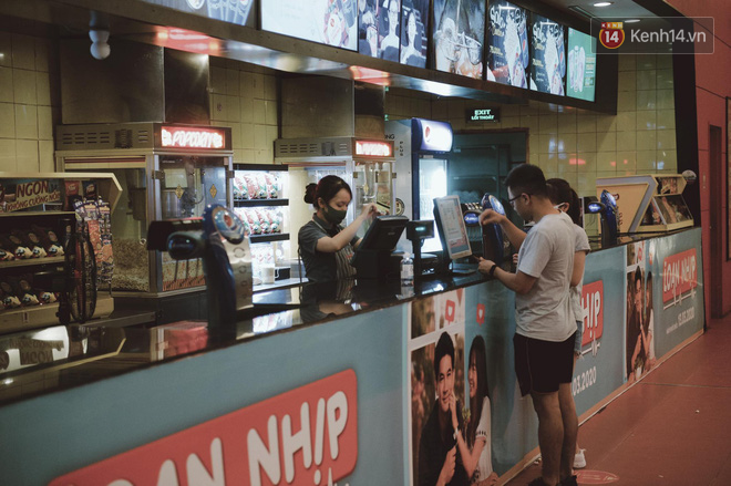 Rạp chiếu phim Việt cuối tuần trở lại nhịp đón khách chưa đều: Nơi ra vào tấp nập, chỗ đông dần vào cuối ngày - Ảnh 28.