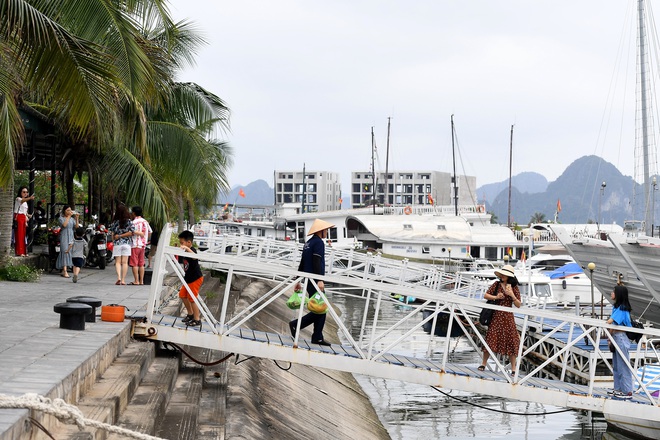 Biển Bãi Cháy đông trở lại, Quảng Ninh bắt đầu kích cầu đón khách du lịch sau Covid-19 - Ảnh 10.