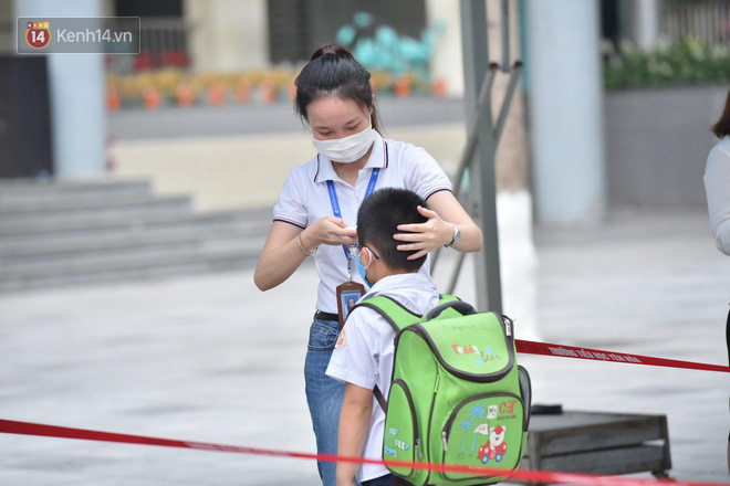 Học sinh mầm non, Tiểu học khóc oà nức nở ngày trở lại trường: Nhớ thầy cô bạn bè nhưng muốn ở nhà với mẹ cơ! - Ảnh 5.