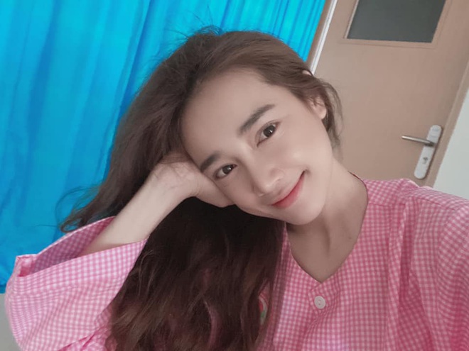 Sau khoảnh khắc bị chụp vội, Nh&atilde; Phương chứng minh đẳng cấp nhan sắc khi tự khoe ảnh đầu b&ugrave; t&oacute;c rối v&agrave; mặt kh&ocirc;ng son phấn - Ảnh 2.