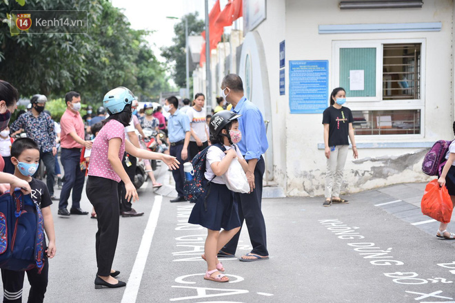 Học sinh mầm non, Tiểu học khóc oà nức nở ngày trở lại trường: Nhớ thầy cô bạn bè nhưng muốn ở nhà với mẹ cơ! - Ảnh 2.