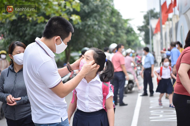 Chùm ảnh giữa thời tiết nắng nóng tháng 5, ông bà cha mẹ đưa con quay lại trường: Liên tục dặn dò phòng dịch, lo lắng nhìn cháu khóc mãi không thôi - Ảnh 6.