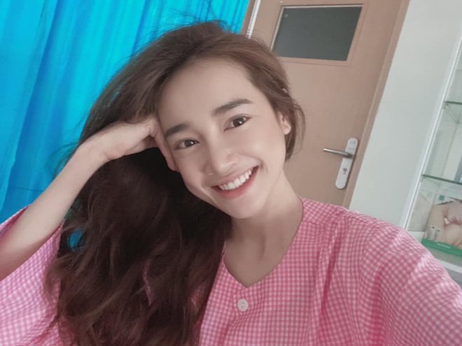Sau khoảnh khắc bị chụp vội, Nh&atilde; Phương chứng minh đẳng cấp nhan sắc khi tự khoe ảnh đầu b&ugrave; t&oacute;c rối v&agrave; mặt kh&ocirc;ng son phấn - Ảnh 4.