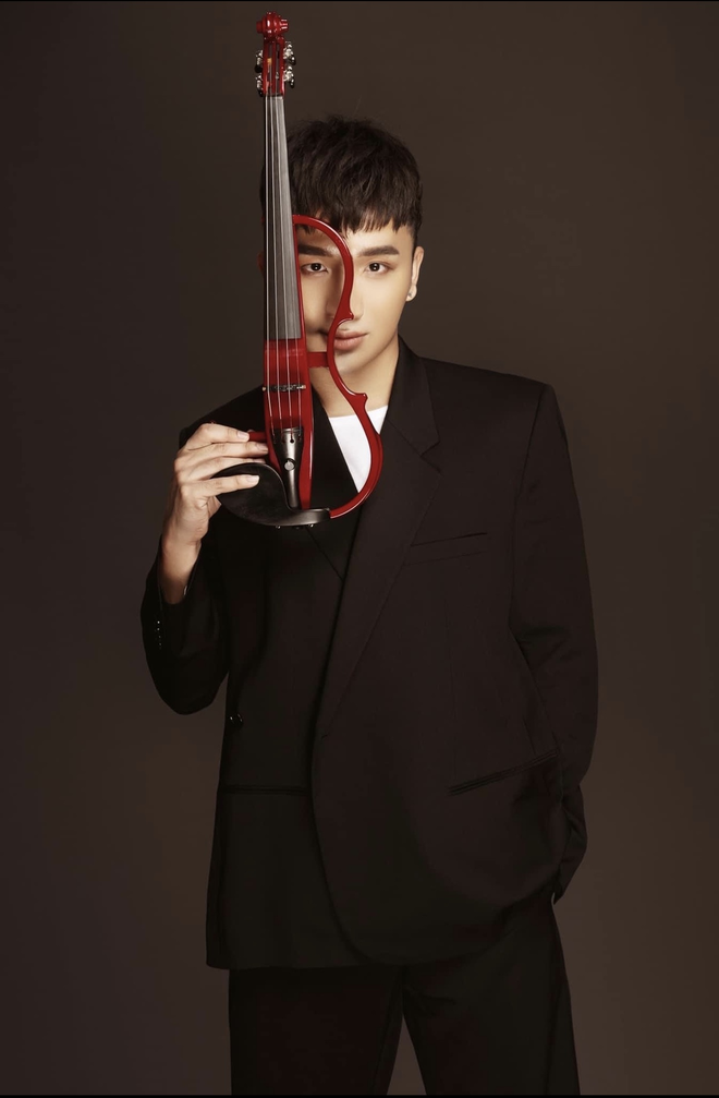 Ho&agrave;ng Rob tung MV hợp t&aacute;c c&ugrave;ng hit-maker Khắc Hưng, nghe nhạc l&agrave; thấy quen nhưng lại l&agrave;m fan chưng hửng: Tua m&atilde;i kh&ocirc;ng đến đoạn h&aacute;t? - Ảnh 2.