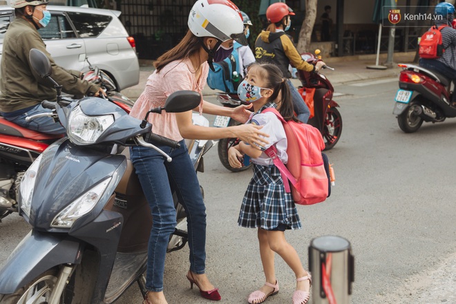 Học sinh mầm non, Tiểu học khóc oà nức nở ngày trở lại trường: Nhớ thầy cô bạn bè nhưng muốn ở nhà với mẹ cơ! - Ảnh 20.