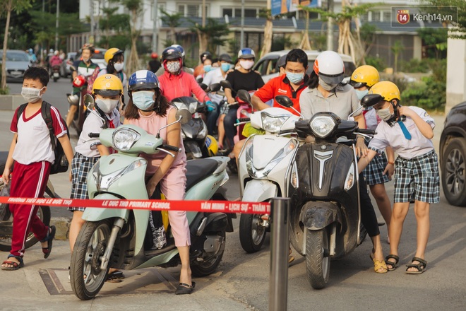 Học sinh mầm non, Tiểu học khóc oà nức nở ngày trở lại trường: Nhớ thầy cô bạn bè nhưng muốn ở nhà với mẹ cơ! - Ảnh 19.