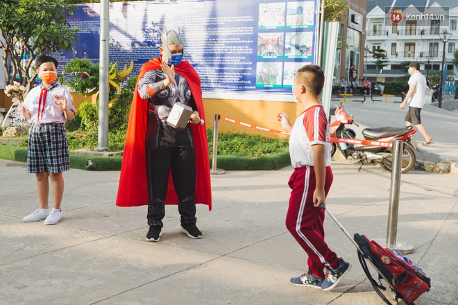 Học sinh mầm non, Tiểu học khóc oà nức nở ngày trở lại trường: Nhớ thầy cô bạn bè nhưng muốn ở nhà với mẹ cơ! - Ảnh 17.