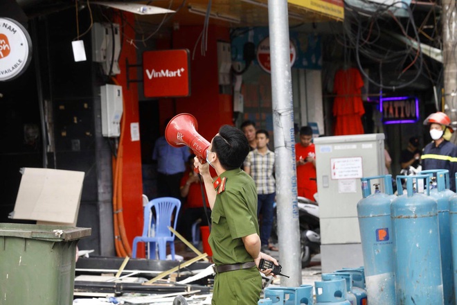 Hà Nội: Nổ bình gas kinh hoàng tại nhà hàng gà rán ở phố Cổ, 3 người nhập viện cấp cứu - Ảnh 4.