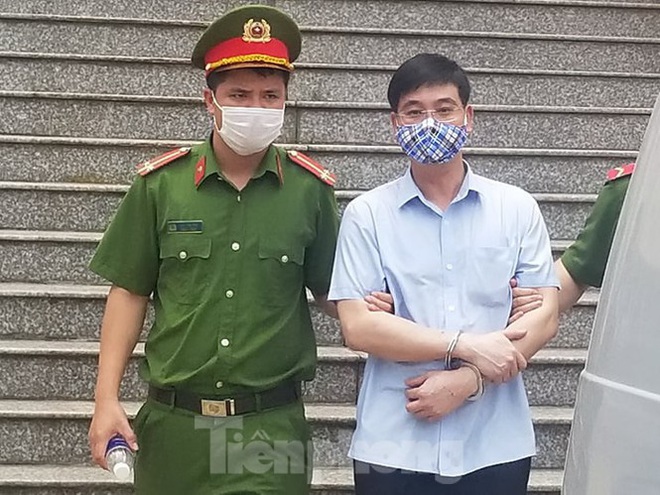 Ph&oacute; hiệu trưởng ở H&ograve;a B&igrave;nh khai b&aacute;o c&aacute;ch đưa tiền hối lộ chạy điểm - Ảnh 2.