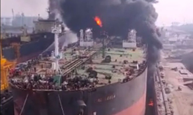Hàng chục người vẫn mắc kẹt trong vụ cháy tàu chở dầu ở Indonesia - Ảnh 1.