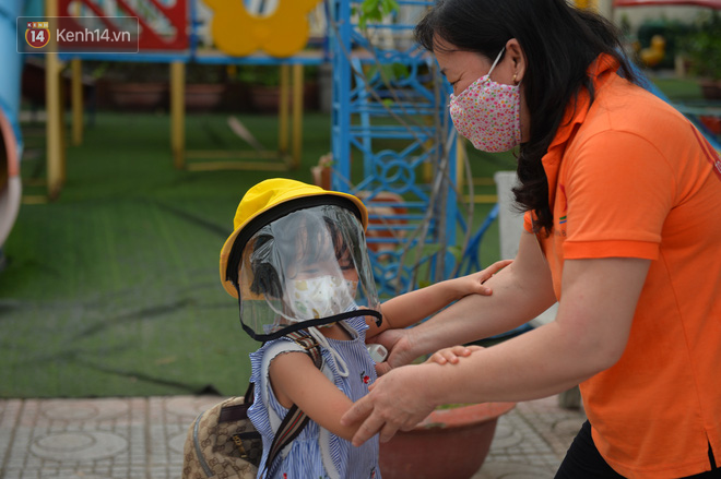 Học sinh mầm non, Tiểu học khóc oà nức nở ngày trở lại trường: Nhớ thầy cô bạn bè nhưng muốn ở nhà với mẹ cơ! - Ảnh 12.