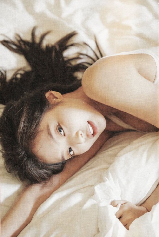 Netizen đang phát cuồng vì bộ ảnh giường chiếu của Jennie (BLACKPINK): Xinh như tiên tử, bổ mắt nhất là hình bên Rosé - Ảnh 7.