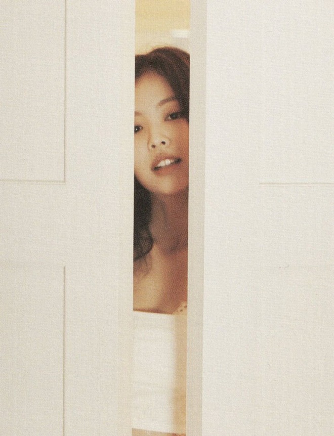 Netizen đang phát cuồng vì bộ ảnh giường chiếu của Jennie (BLACKPINK): Xinh như tiên tử, bổ mắt nhất là hình bên Rosé - Ảnh 10.