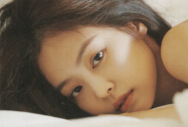 Netizen đang phát cuồng vì bộ ảnh giường chiếu của Jennie (BLACKPINK): Xinh như tiên tử, bổ mắt nhất là hình bên Rosé - Ảnh 9.