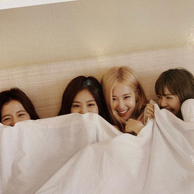 Netizen đang phát cuồng vì bộ ảnh giường chiếu của Jennie (BLACKPINK): Xinh như tiên tử, bổ mắt nhất là hình bên Rosé - Ảnh 12.